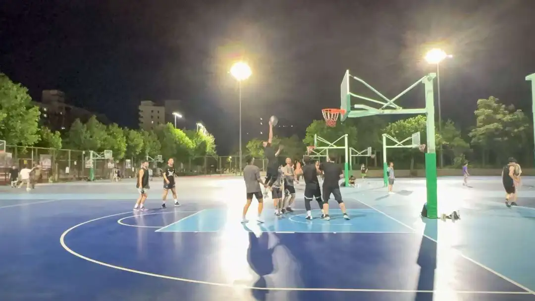 和老师们打篮球